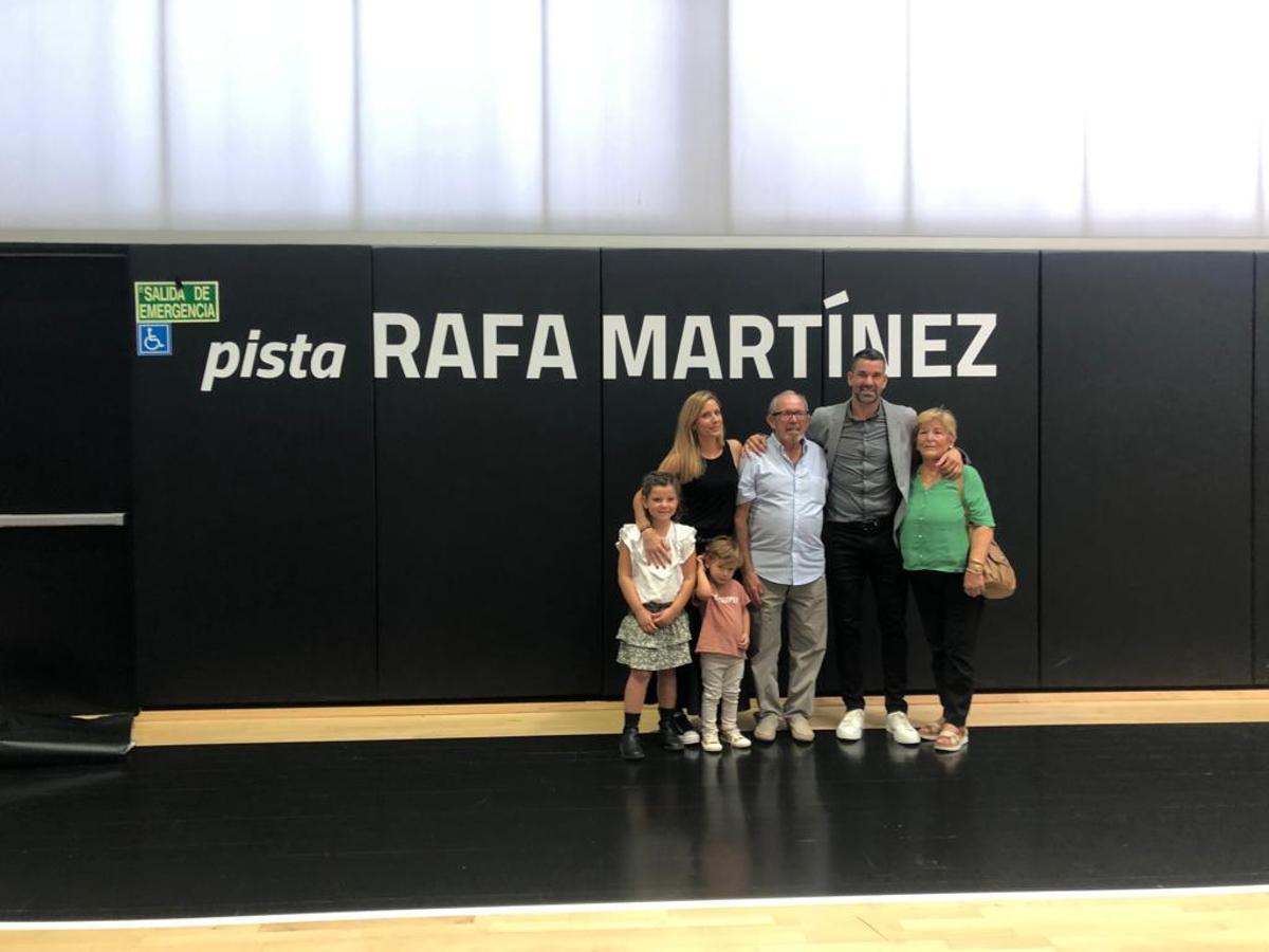 Rafa Martínez, junto a su familia en la pista a la que da nombre