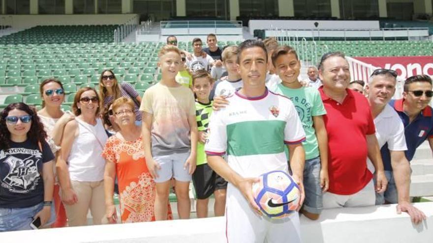 Pedro, ayer, rodeado de familiares, amigos y aficionados, en el estadio Martínez Valero durante su presentación.