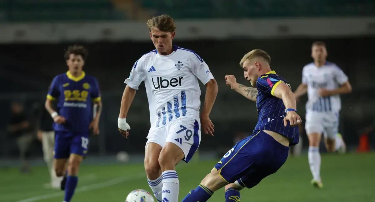 Nico Paz disputa el baón en un encuentro de Serie A