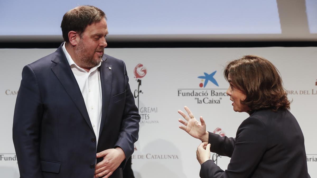 El vicepresidente del Govern, Oriol Junqueras, y su homóloga en el Ejecutivo español, Soraya Sáenz de Santamaría, en un acto en Barcelona, el pasado abril.