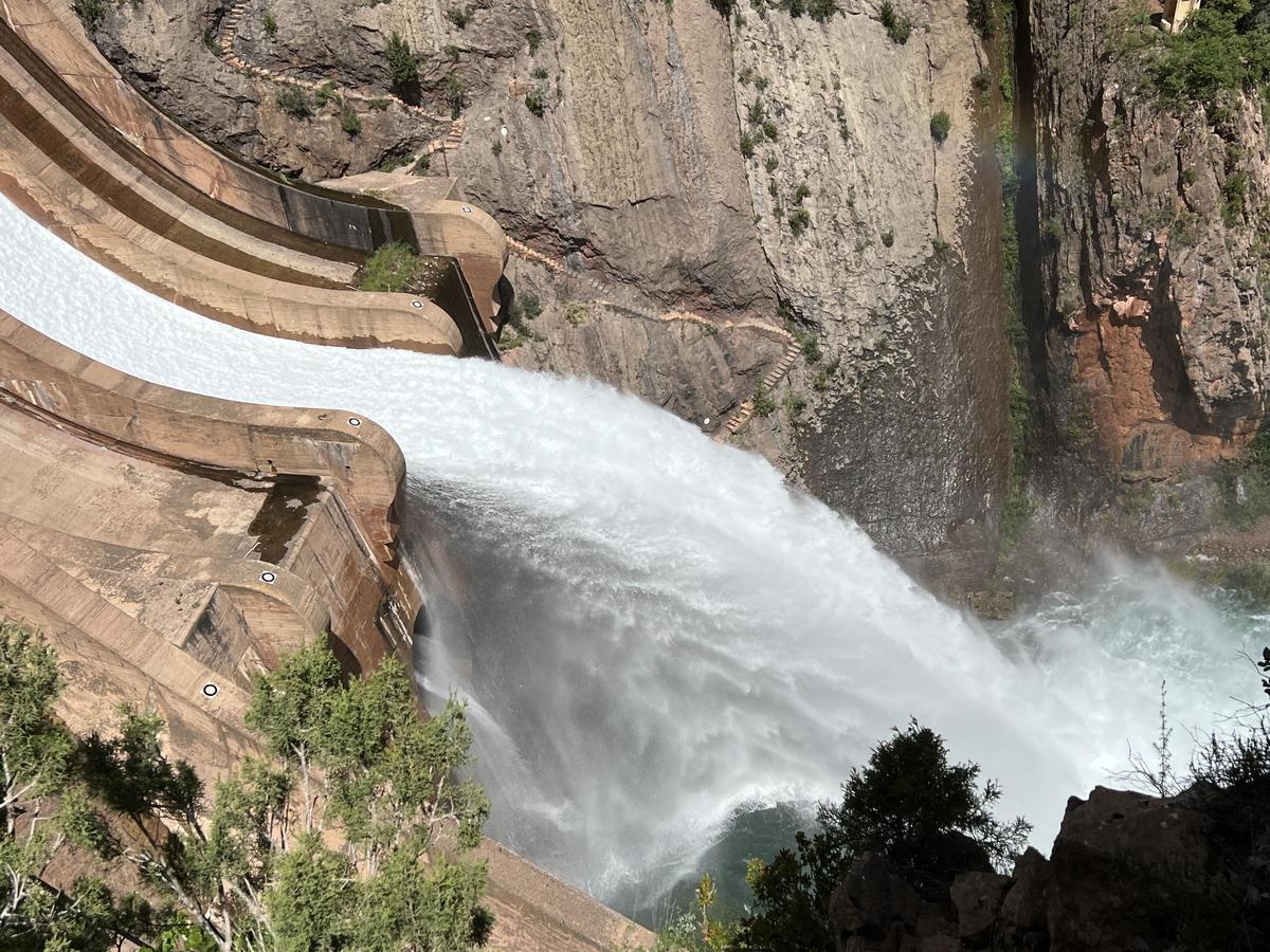 El pantano de Escales, lleno, empieza a desembalsar agua