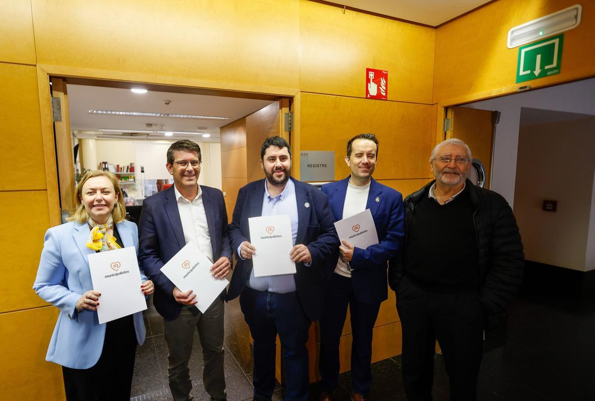 Valencia VLC presentación en el registro de la Generalitat de una moción para rebajar el porcentaje del 5% al 3% para obtener representación en les Corts valencianes por parte de partidos municipalistas como en Uneix
