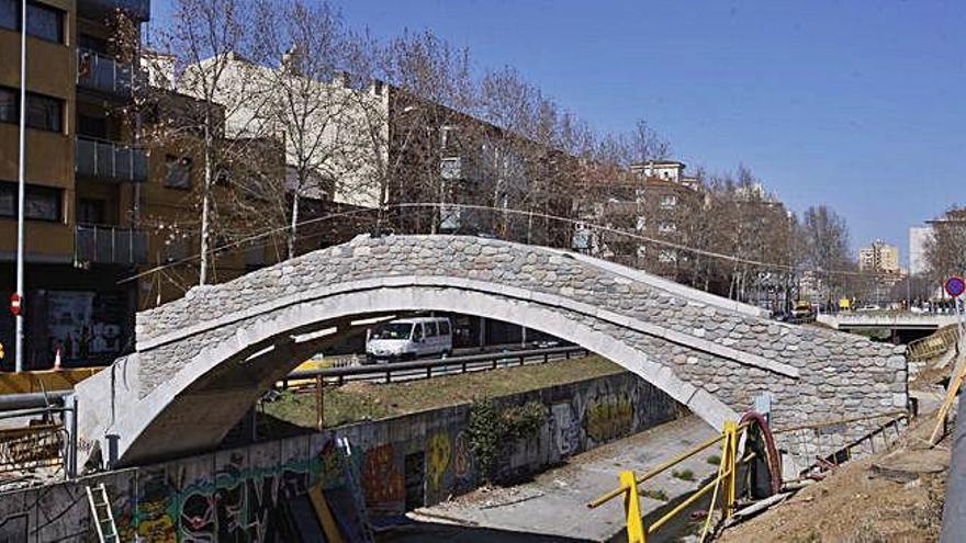 El pont ja comença a lluir com l&#039;estructura que va ser al segle XIV.