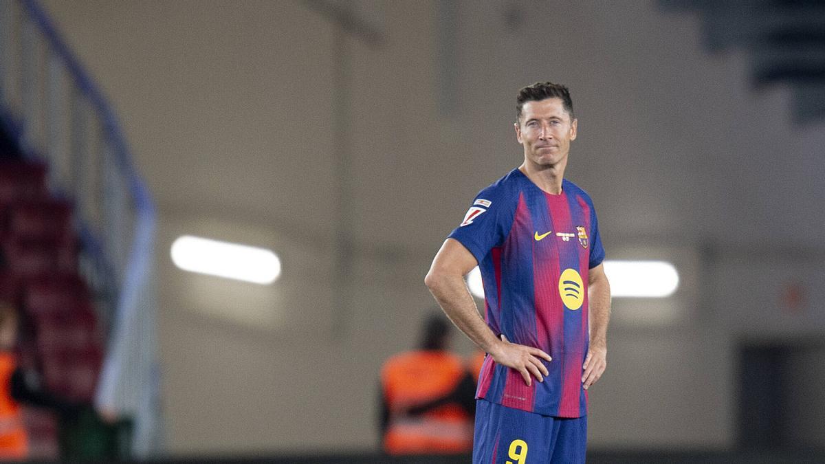 Lewandowski sobre el terreno de juego del Camp Nou al finalizar el partido de liga entre el FC Barcelona y el Betis en su despedida como jugador azulgrana.