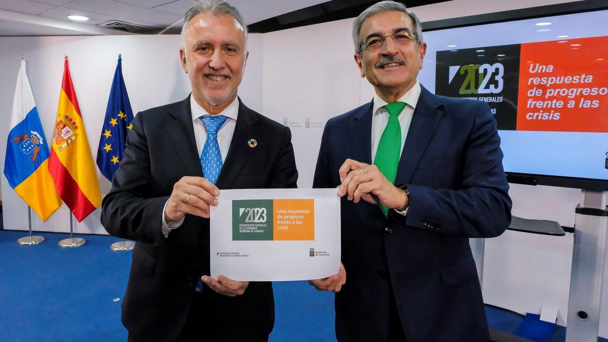 Ángel Víctor Torres y Román Rodríguez en la presentación del Anteproyecto de Presupuestos de Canarias para 2023.
