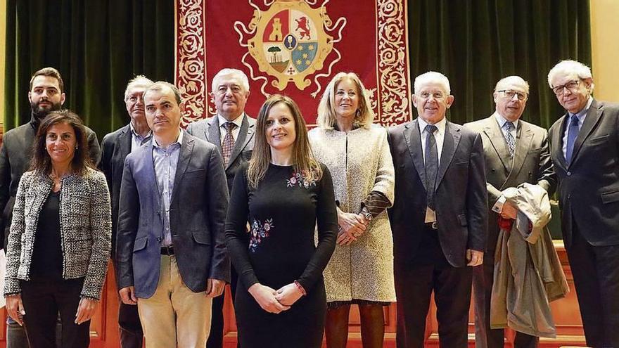 Fotografía de familia de la entrega de premios Valentín Paz Andrade y Jesús García Calvo.