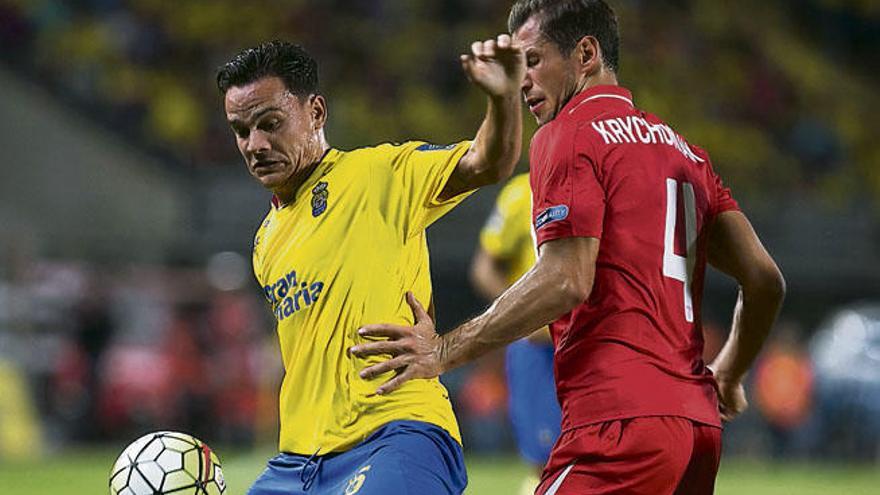 Roque Mesa protege el balón ante la presión de Krychowiak durante la UD Las Palmas -  Sevilla de este cursos.