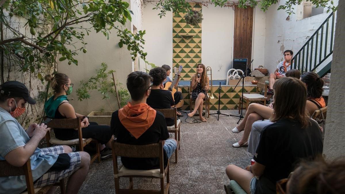 Concierto de Rita Payes y Elisabeth Roma, enmarcado en las actuaciones clandestinas en casas particulares de Vilassar de Mar.