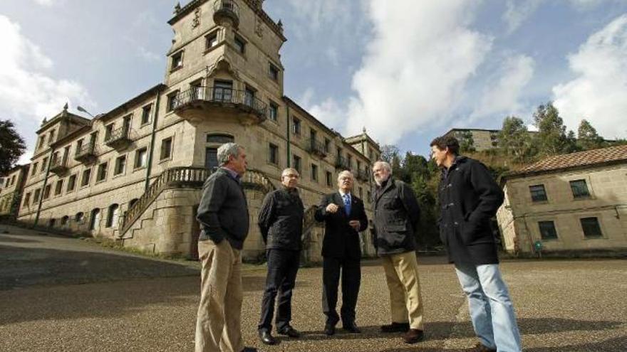 Carlos Sanmartín, José Collazo, Carlos Pérez, Antonio Román y Federico Fernández en la ETEA.  // J.S.