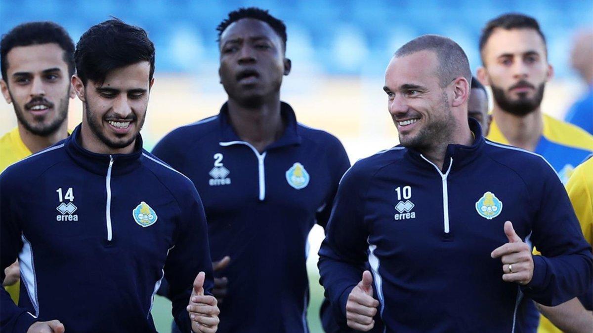 Sneijder, a la derecha, durante su entrenamiento con su club catarí