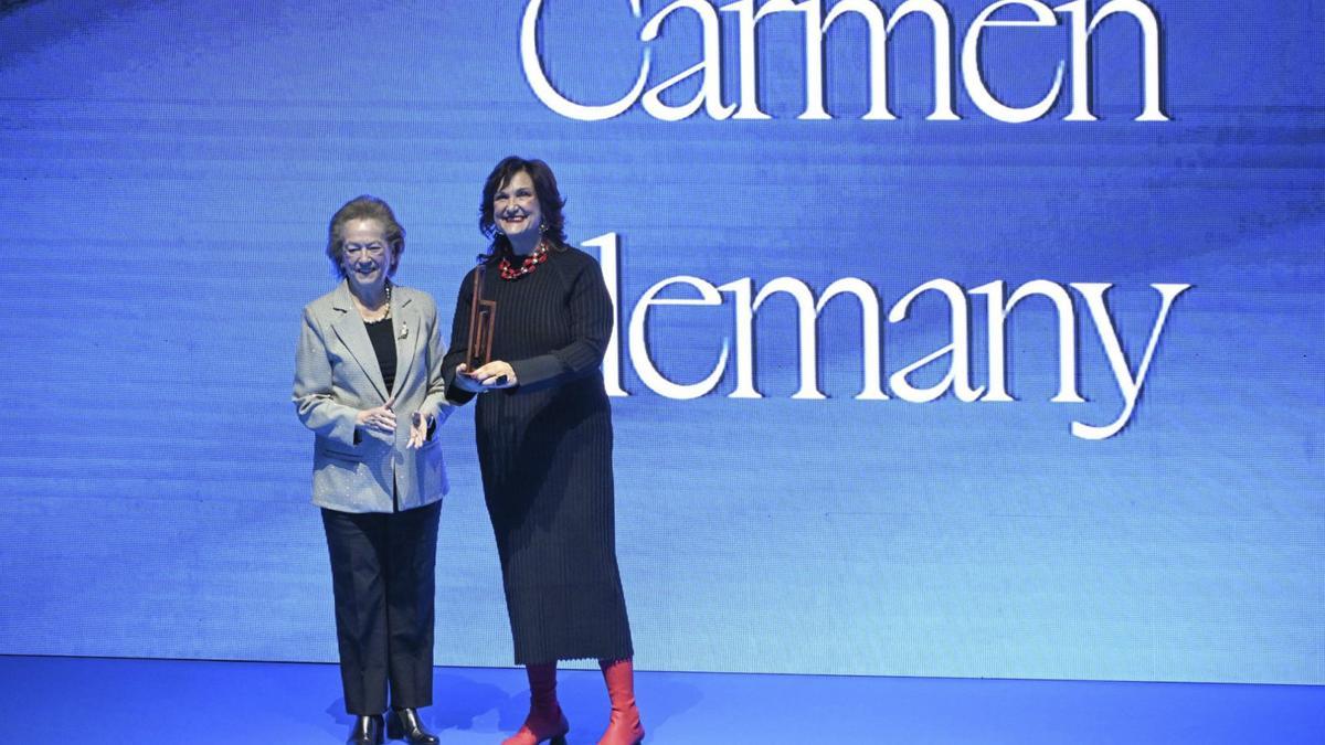 La vicepresidenta de Prensa Ibérica, Arantza Sarasola, junto a la catedrática de la UA Carmen Alemany.