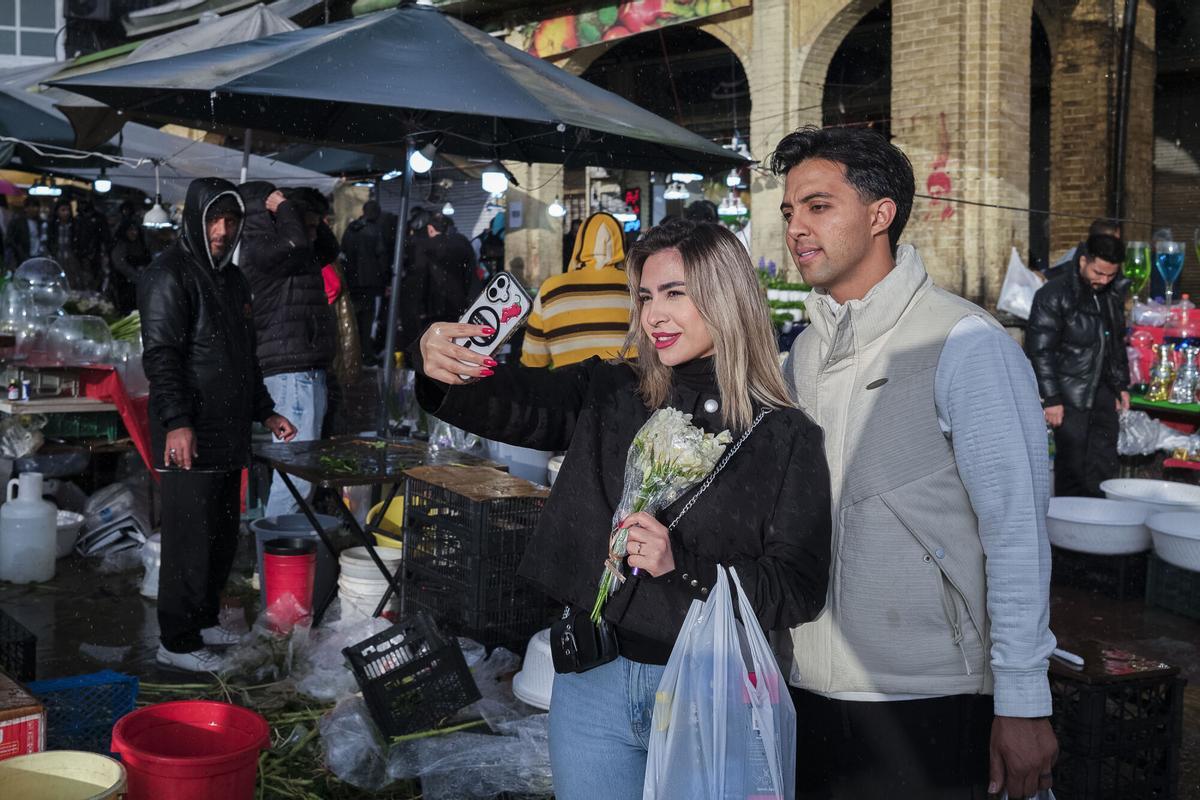 Una pareja se hace un “selfie” en el bazar de Tajrish en el norte de Teherán en el día Noruz, el año nuevo persa.