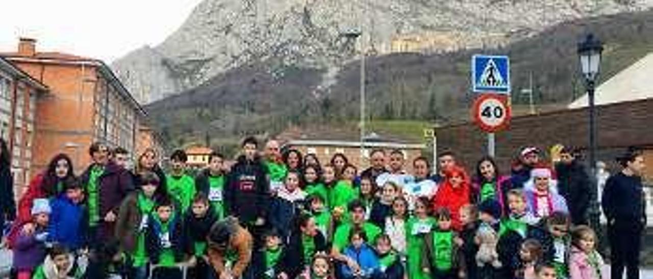 Un grupo de participantes en la &quot;San Silvestre&quot; de Teverga.