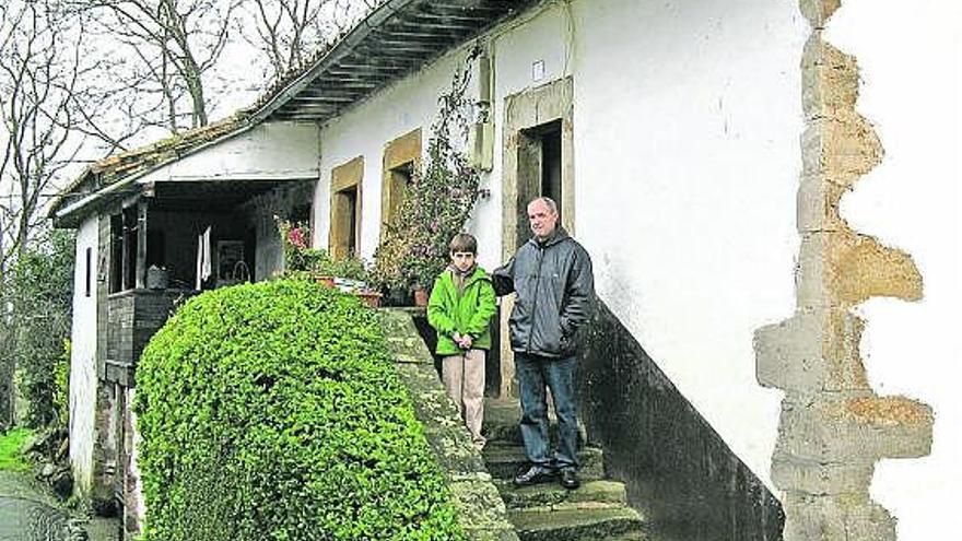 Emilio García y su hijo José, en la casa natal de los Piñera, en Coro (Villaviciosa).