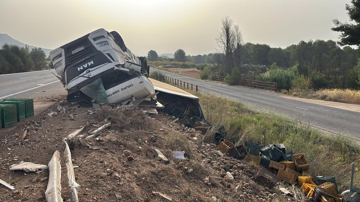 El camión accidentado, volcado.