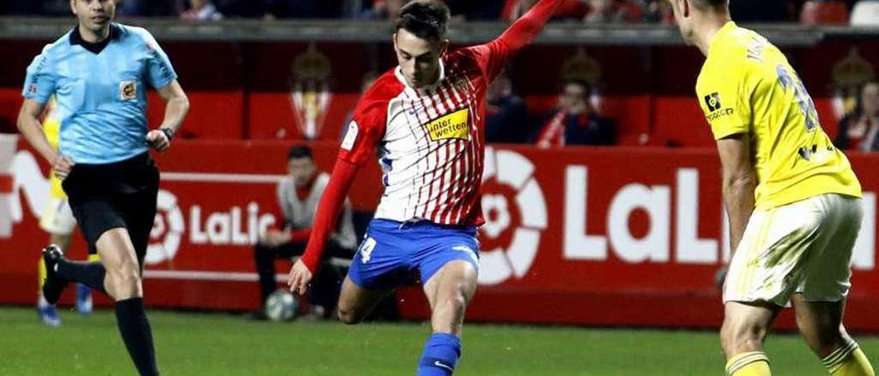 Pedro Díaz chuta a portería en el choque ante el Cádiz.