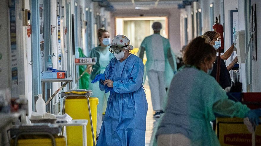 Trajín de trabajadores en el pasillo de la planta Covid-19 del Hospital Universitario de Canarias.