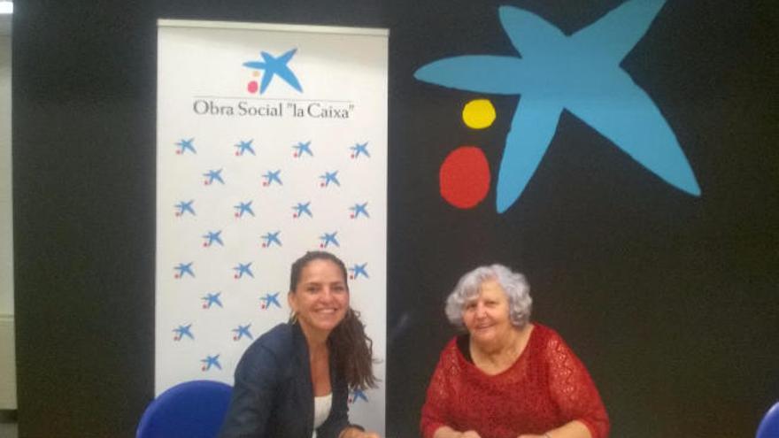 Lourdes Plasencia (i) de CaixaBank y Micaela Alemán, de Asociación de Párkinson.