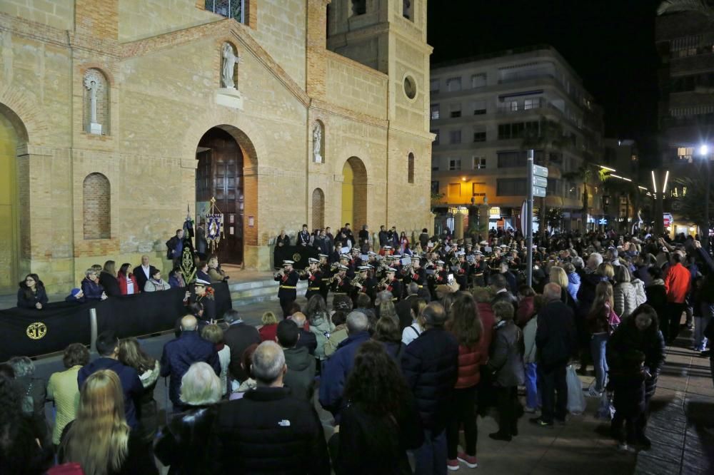 Algunas de las imágenes decanas de la Semana Santa se acercaron al mar y los paseos en Martes Santo