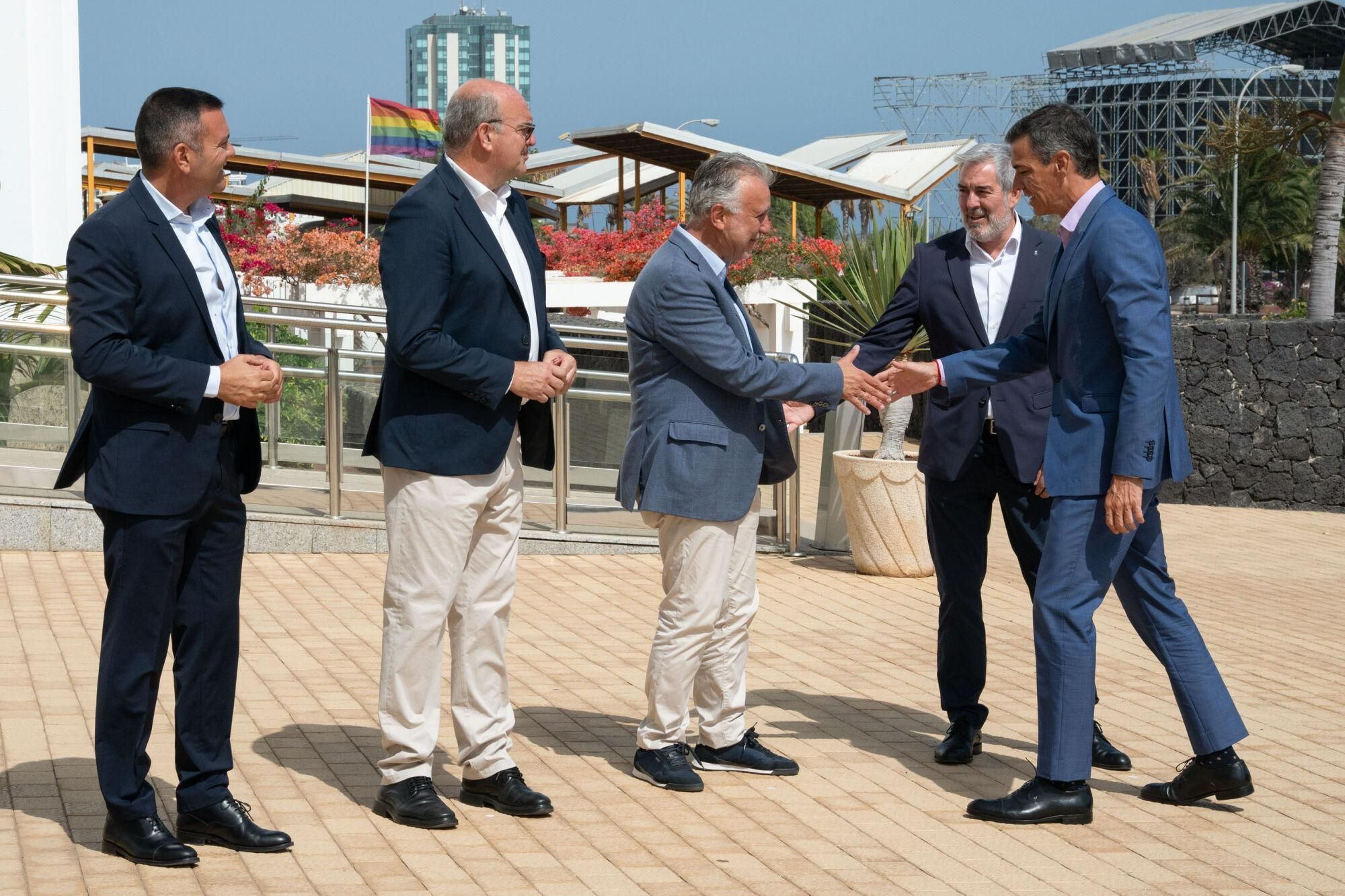 La reunión entre Pedro Sánchez y Fernando Clavijo en Lanzarote, en imágenes