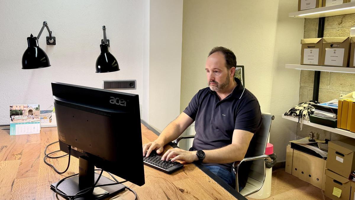 Joan Solà, alcalde de Riner, al seu despatx