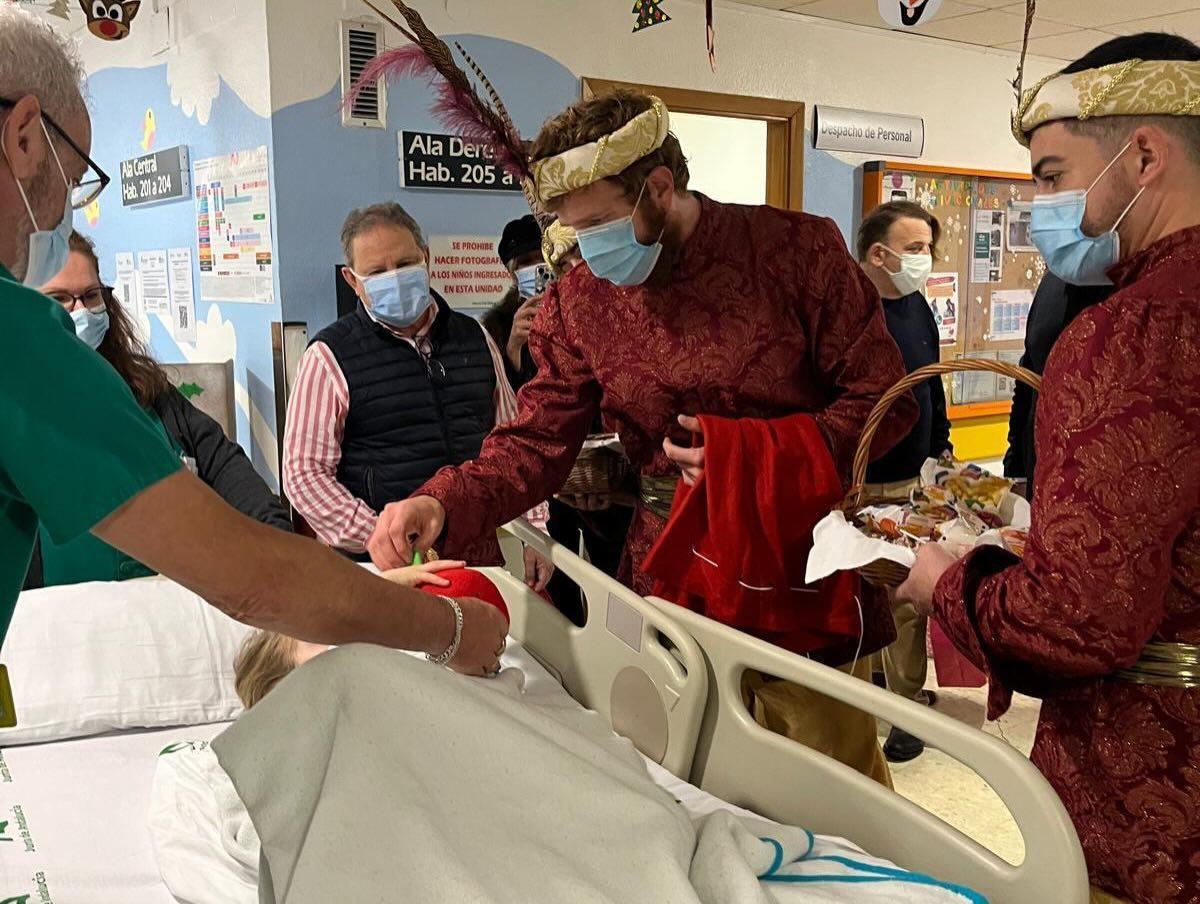 Visita del Cartero Real de Córdoba a los niños ingresados en el hospital Reina Sofía.