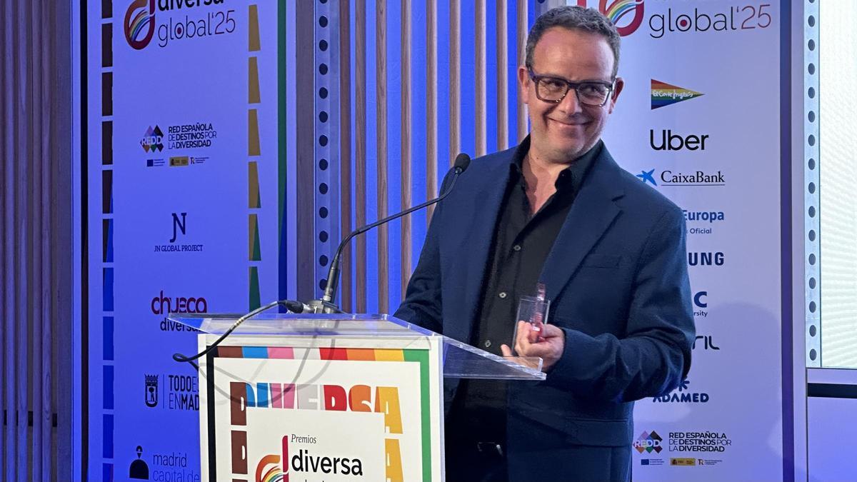 Àngel Llàcer, recogiendo su premio Diversa en Madrid.