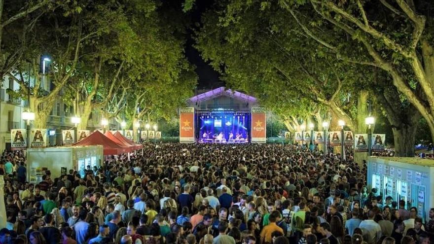 La rambla figuerenca, botida de gent en ocasió d&#039;una anterior edició de l&#039;Acústica · Diari de Girona