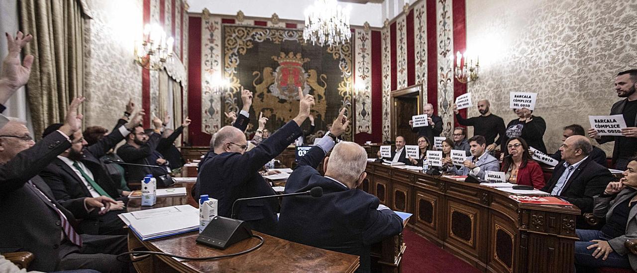 El bipartito defiende los vestigios franquistas que el Consell exige retirar de las calles de Alicante