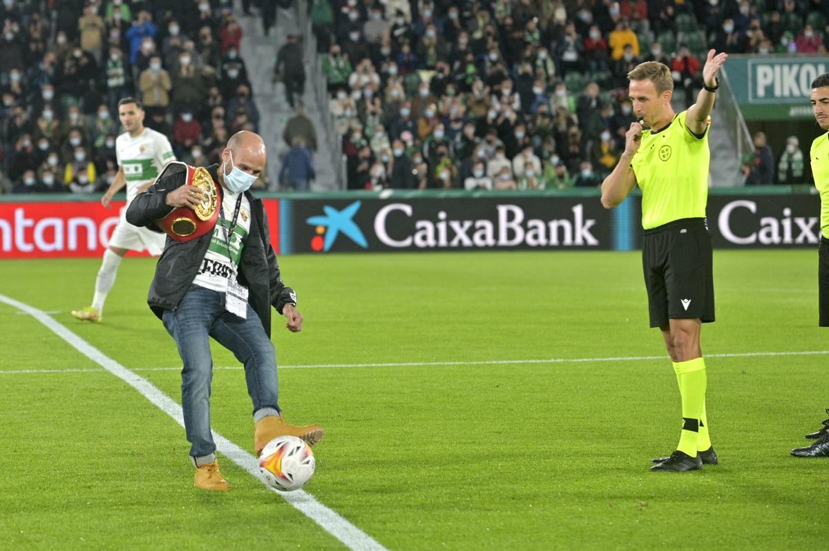 El árbitro Pizarro Gómez, en el saque de honor del Elche-Betis