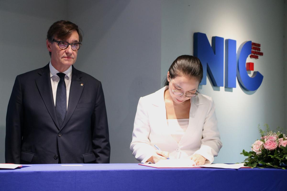 El president de la Generalitat, Salvador Illa, en el Vietnam National Innovation Center.