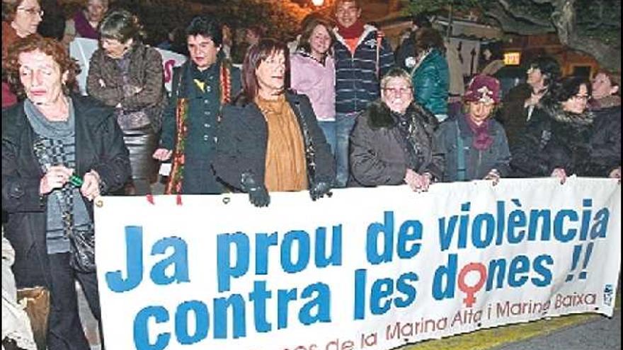 concentración. Un momento del acto reivindicativo en la Glorieta del País Valencià.