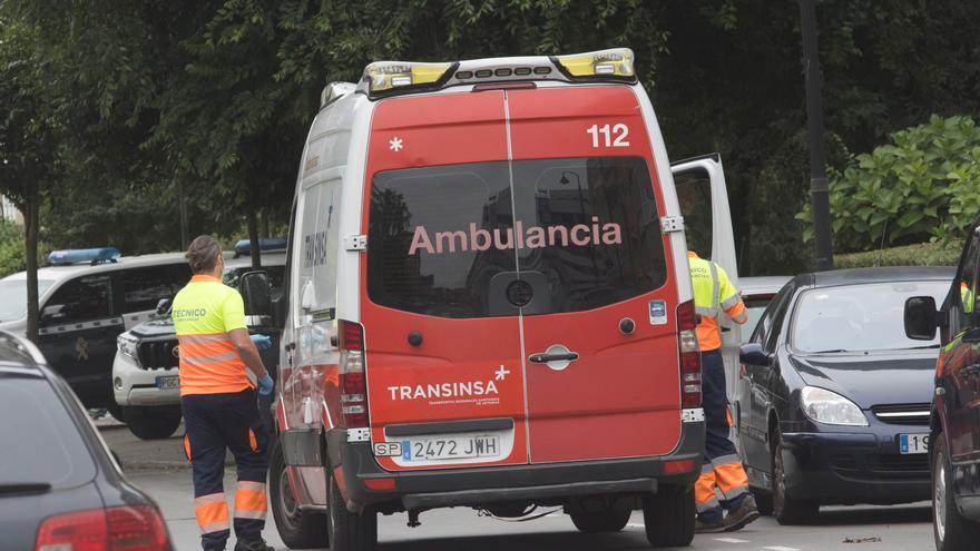 Los sanitarios intentan durante 45 minutos salvar la vida de un hombre que se indispuso en una calle de Avilés