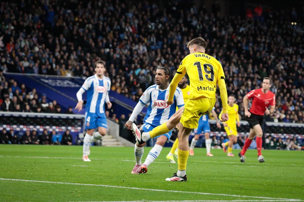 Vanat, en un disparo a la meta de Dmitrovic