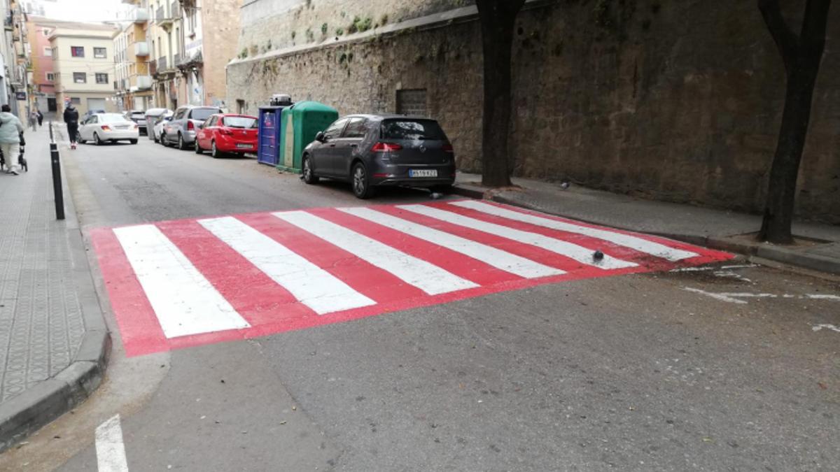 Pas de vianants al carrer del Canonge Montanyà amb senyalització especial