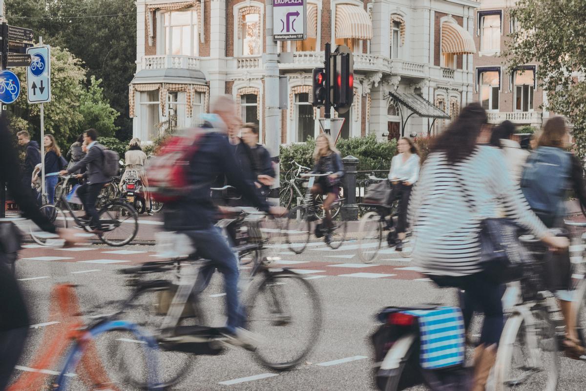Ciclistas en una calle de Ámterdam.