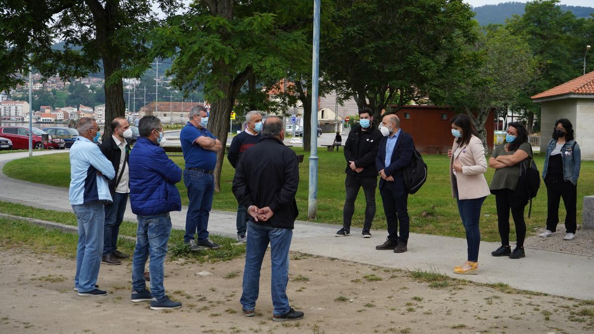 Néstor Rego con representantes del gobierno local y de los colectivos de Meira.