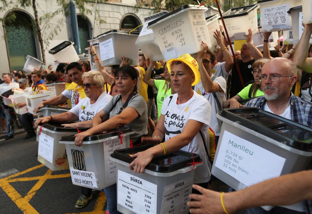 Milers de persones reivindiquen el mandat de l''1 d''octubre al centre de Barcelona