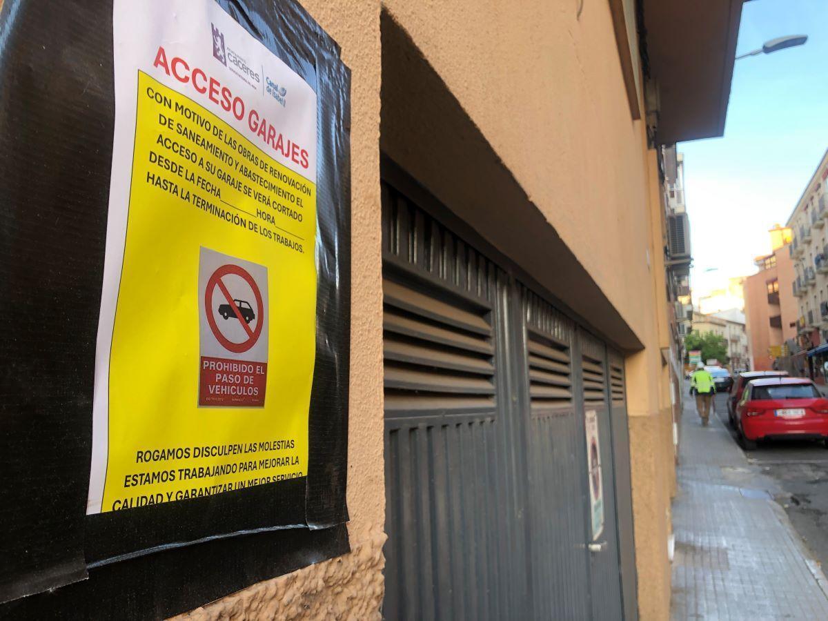 Cartel informativo sobre el acceso a garajes afectados por las obras de Camino Llano.