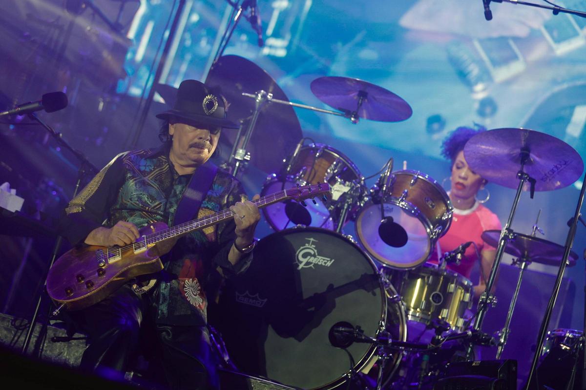 El regreso del legendario guitarrista Carlos Santana a València, en imágenes