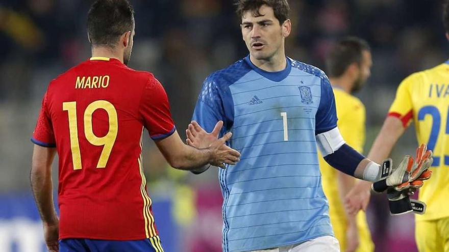 Casillas saluda a Mario Gaspar tras el encuentro contra Rumanía. // Efe