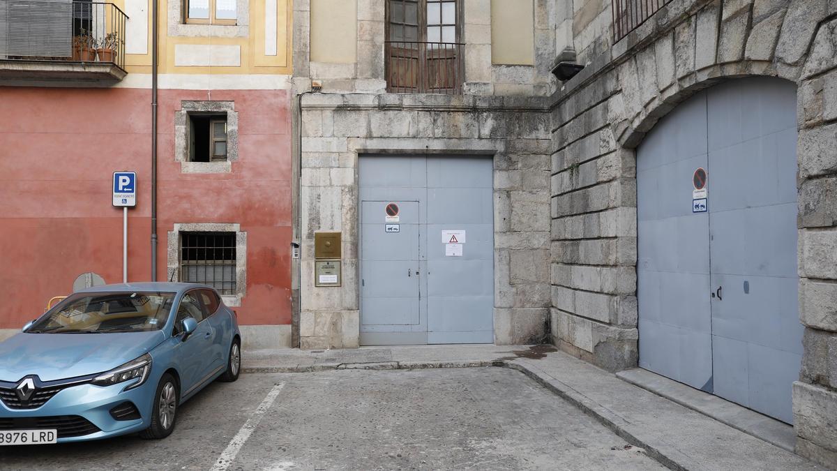 La porta de l&#039;Arxiu Històric, tancada.