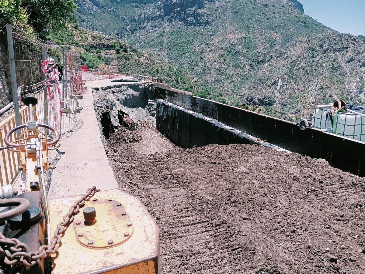 Obras en la carretera de acceso a La Culata de Tejeda.