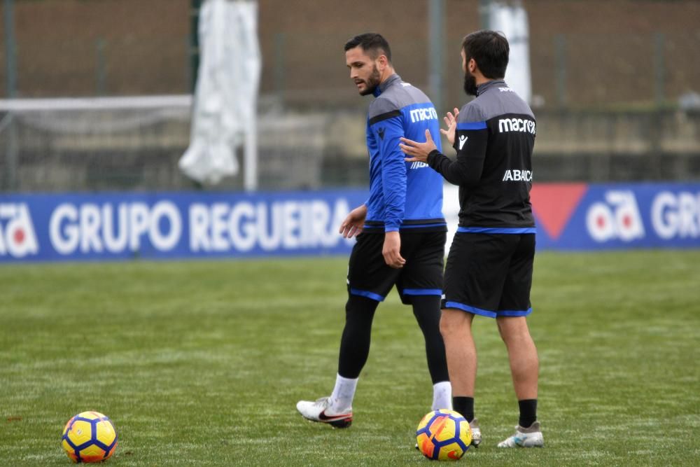 Los jugadores de campo que fueron titulares en el Camp Nou se retiraron a los vestuarios antes que el resto.