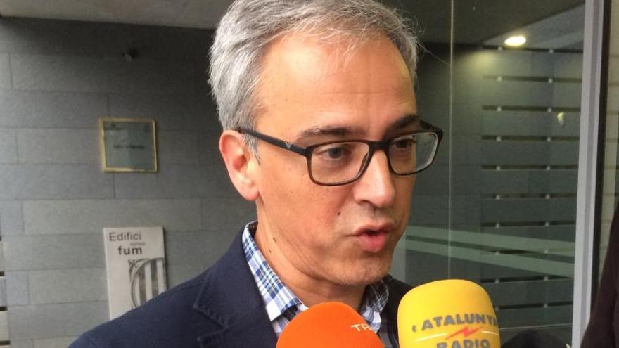 Gil Ariso, atenent els mitjans de comunicació en sortir del jutjat