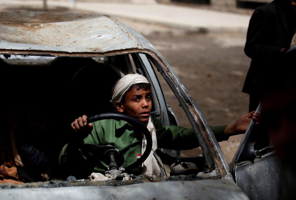 Un niño juega en un coche destruido en Sanaa, Yemen.