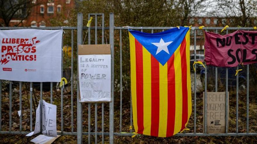 Cartells i una estelada, ahir, davant la presó de Neumünster.