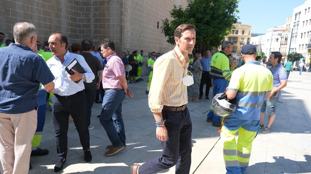 El portavoz del PP, Antonio Cavasilas, durante la manifestación de los trabajadores del ayuntamiento por la subida salarial