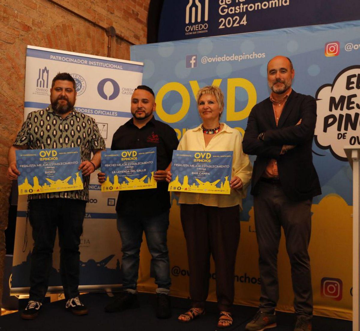 Por la izquierda, Álvaro Otero (Bioko), Diego Betancourt (La Leyenda del Gallo), Victoria Menéndez (Bar Campa) y Francisco Costales, director de Desarrollo de Negocio de LA NUEVA ESPAÑA. | FERNANDO RODRÍGUEZ