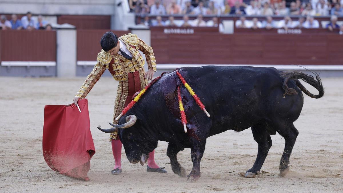 Alejandro Talavante torea a uno de sus astados, este viernes en Las Ventas.